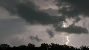 Deux morts dans de violents orages en France