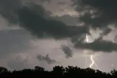 Deux morts dans de violents orages en France
