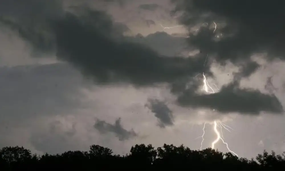 Deux morts dans de violents orages en France