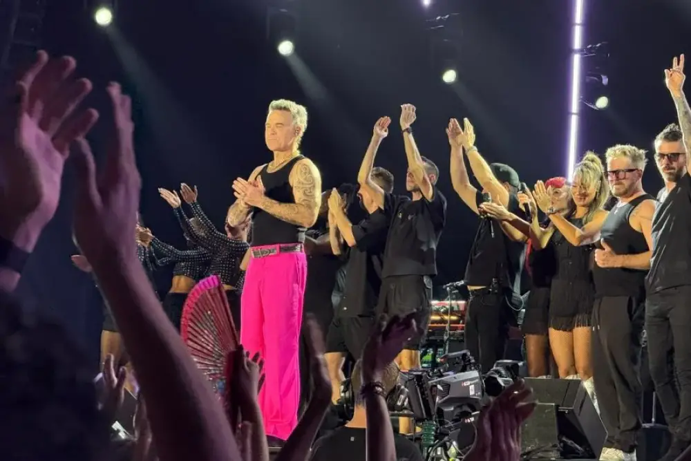 Robbie Williams fait de Jazzablanca une fête géante, Deluxe donne le ton avec un concert explosif