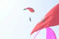 Fête du Trône: un spectacle impressionnant de parachutisme acrobatique sur les rives du Bouregreg