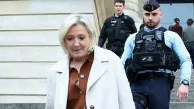 France : Marine Le Pen condamnée à 15 mois ferme d...