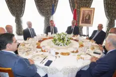 S.M. le Roi offre un déjeuner en l'honneur du Premier ministre français et la délégation l’accompagnant présidé par Akhannouch