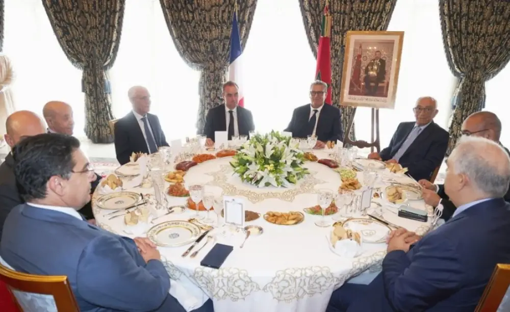 S.M. le Roi offre un déjeuner en l'honneur du Premier ministre français et la délégation l’accompagnant présidé par Akhannouch