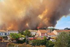 France: 2.550 ha partis en fumée dans le Var, des milliers de foyers sans électricité
