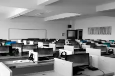 Centres d’appel : panique et flou avant l'entrée en vigueur en août de la loi française interdisant le démarchage téléphonique