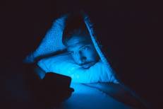 Sommeil et écrans : une longueur d'onde précise sabote votre mélatonine, le mode nuit n'y change rien