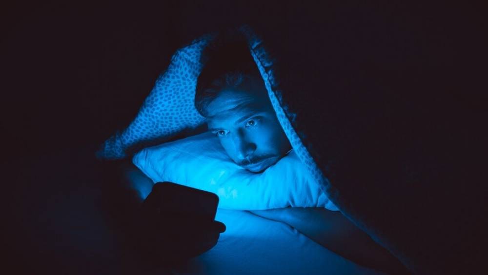 Sommeil et écrans : une longueur d'onde précise sabote votre mélatonine, le mode nuit n'y change rien