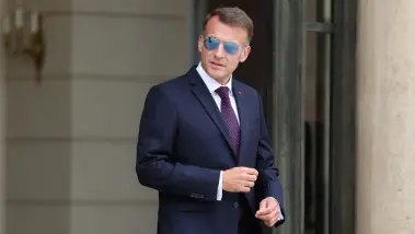 Attentats à la bombe : Emmanuel Macron sain et sau...