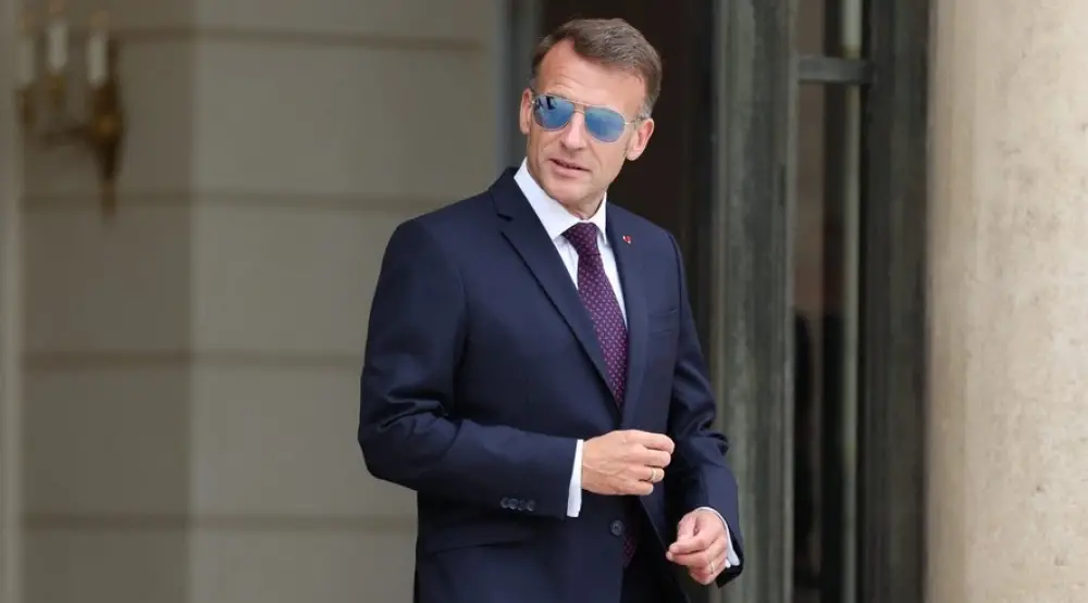 Attentats à la bombe : Emmanuel Macron sain et sauf, sa visite se poursuit, assure l'Elysée