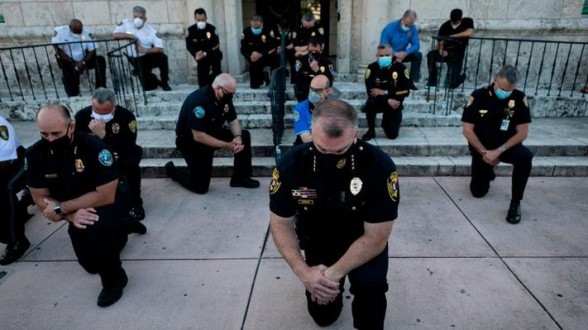 George Floyd: aux États-Unis, des policiers genou à terre en soutien aux manifestants