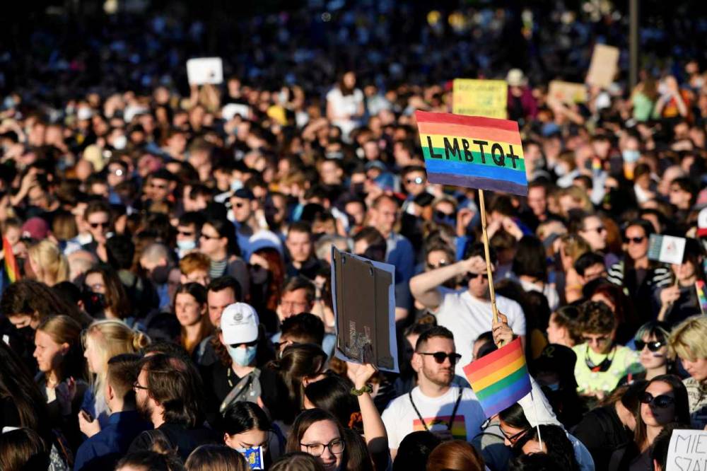Ursula von der Leyen qualifie de « honte » la loi hongroise interdisant la « promotion » de l’homosexualité