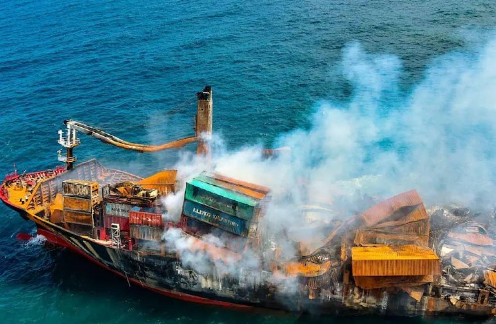 Sri Lanka: le navire incendié a partiellement coulé, inquiétudes pour l’environnement
