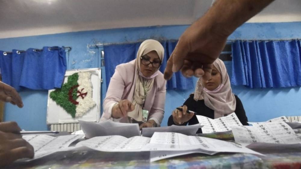 Algérie: le principal parti islamiste revendique la victoire aux législatives