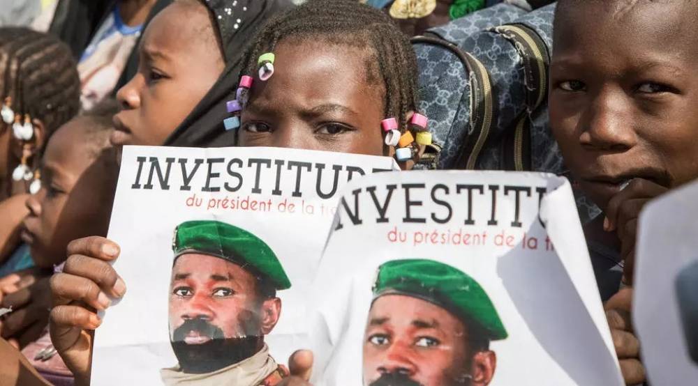 Mali: le colonel Assimi Goïta officiellement investi président de la transition