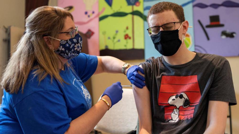 Moderna demande l’autorisation de son vaccin contre le coronavirus pour les 12-17 ans dans l’UE et au Canada: