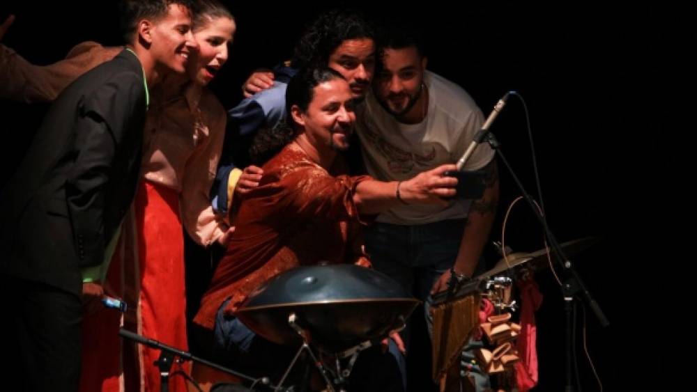 "Raiss Covidanse": Latifa Ahrare fait danser le Covid-19 sur scène