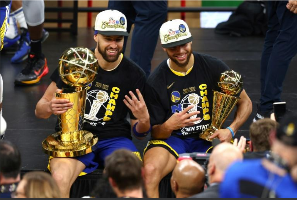 NBA: les Warriors de retour au sommet, portés par Curry enfin MVP