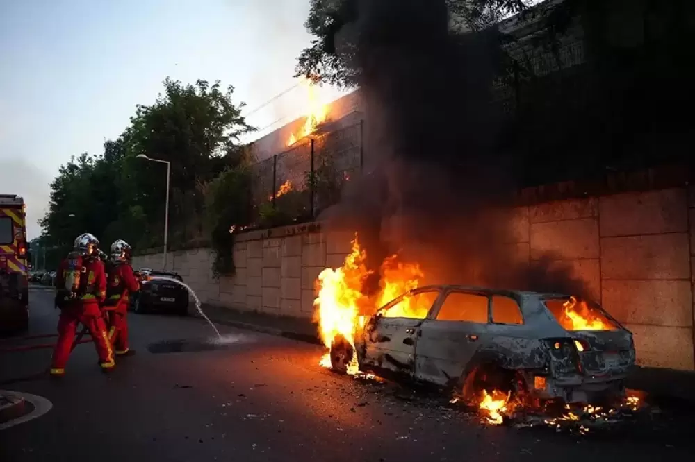 Nuit de violences en région parisienne après la mort d’un jeune par un tir de la police