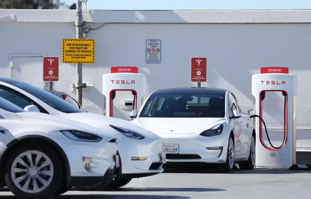 Dans la bataille des bornes de recharge, Tesla prend de l’avance