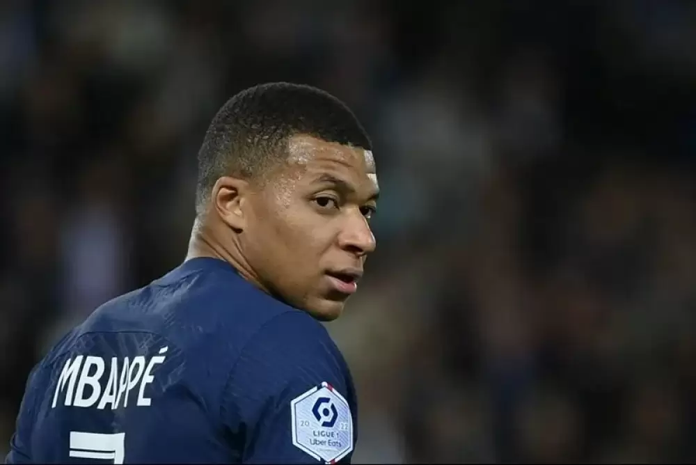 Kylian Mbappé dément les rumeurs de départ du PSG