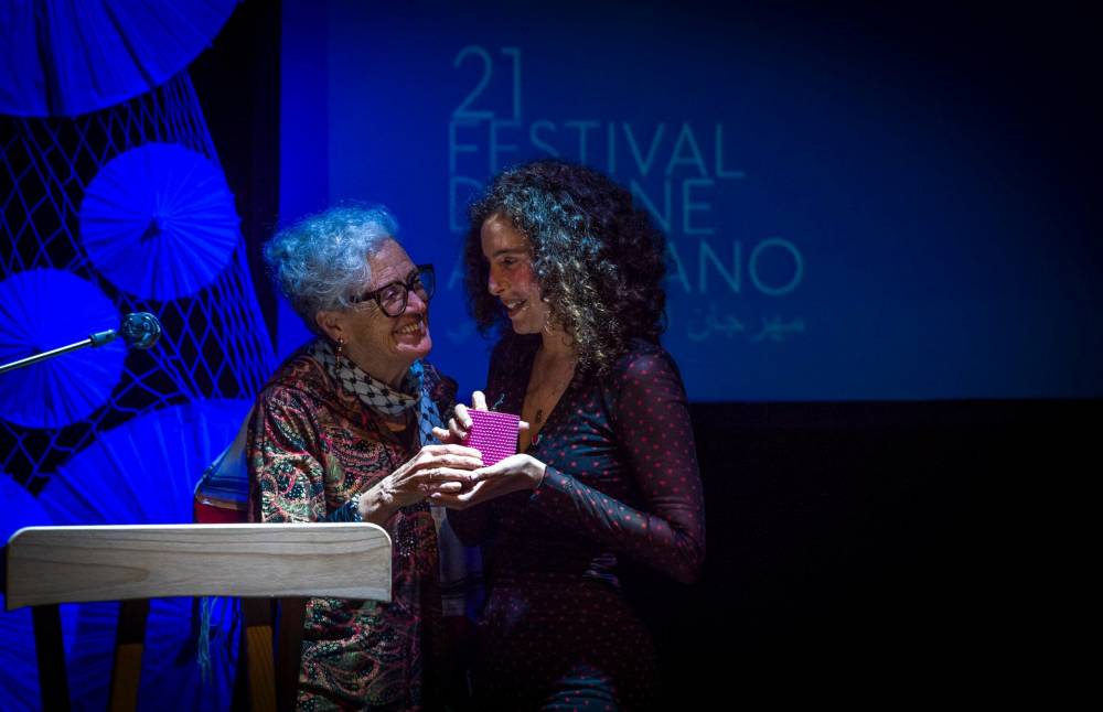 Festival de cinéma africain de Tarifa-Tanger: Lina Soualem reçoit le Prix du meilleur long métrage des mains de Farida Belyazid