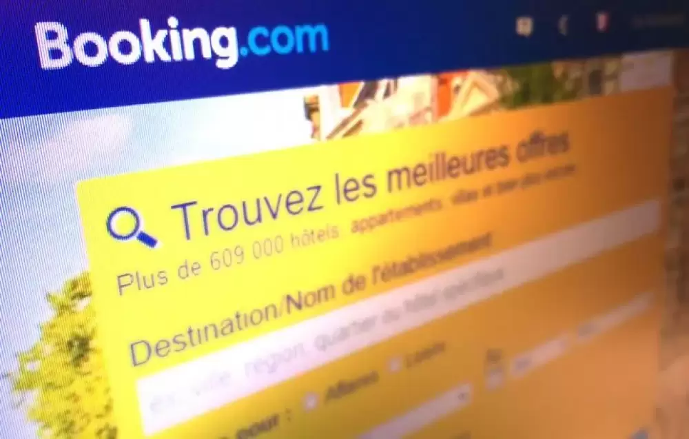 Booking met en garde contre les arnaques en ligne mises en place par des cybercriminels grâce à l’IA