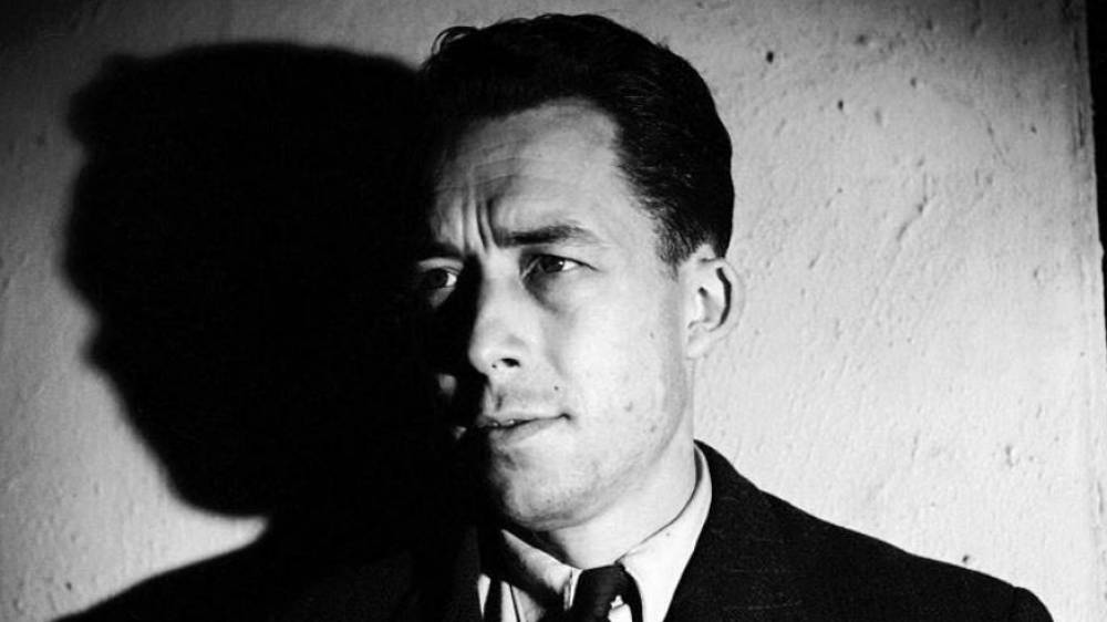 Un manuscrit inhabituel de "L'Étranger" de Camus vendu à 656.000 euros à Paris