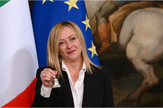 Meloni accélère les investissements en Afrique, appuyée par l’UE, afin de contrer l’émigration