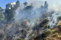 Incendie à Tanger : alimenté par le chergui, le feu atteint les habitations, plusieurs maisons évacuées