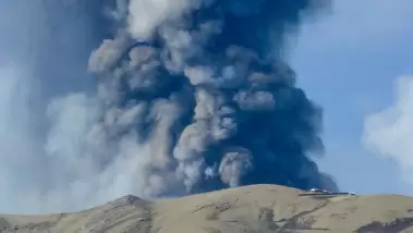 Italie: Le volcan Etna entre en éruption, dégage u...