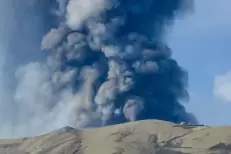 Italie: Le volcan Etna entre en éruption, dégage un épais nuage de cendres