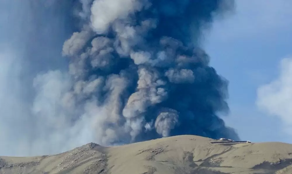 Italie: Le volcan Etna entre en éruption, dégage un épais nuage de cendres