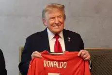 Cristiano Ronaldo offre un maillot dédicacé à Donald Trump avec un message de paix