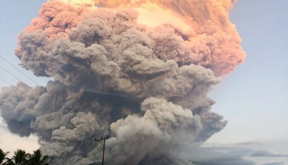 Indonésie : des vols annulés à Bali après une éruption du volcan Lewotobi Laki-Laki