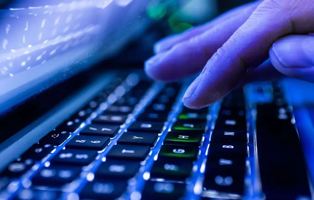 Cyberattaques : Après le vol de dizaines de millions de données, deux hackers de 15 et 22 ans mis en examen