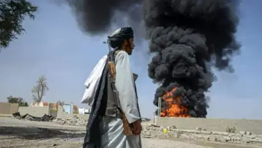 Le Pakistan confirme des frappes à la frontière av...