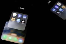 Les Émirats arabes unis interdisent à leur tour les réseaux sociaux aux moins de 15 ans
