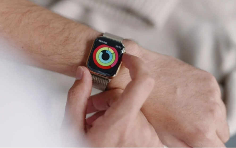 Votre Apple Watch pourrait bientôt surveiller votre glycémie en continu, sans aucune piqûre