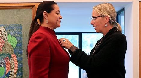 Miriem Bensalah Chaqroun décorée de l'insigne de Chevalier de la Légion d’Honneur de la République de France