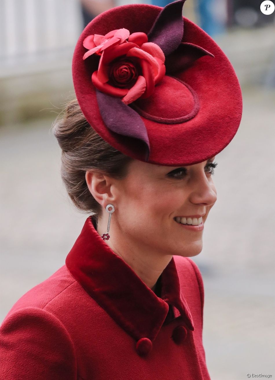 Kate Middleton : Impeccable en rouge et bleu, elle inaugure un cadeau de mariage