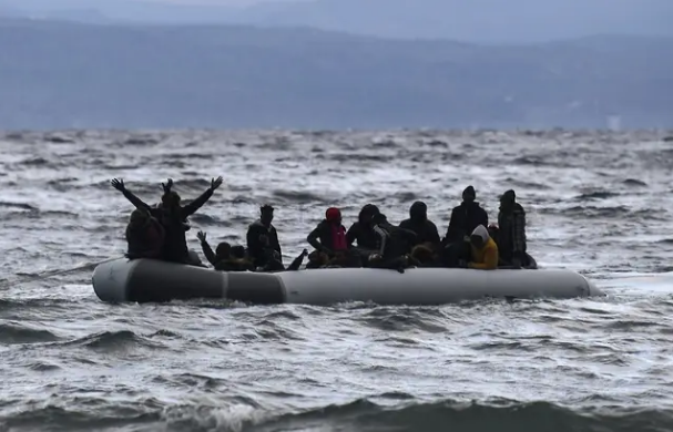 Des gardes-côtes grecs ont-ils vraiment tenté de couler un bateau de migrants, comme le prétend la Turquie ?