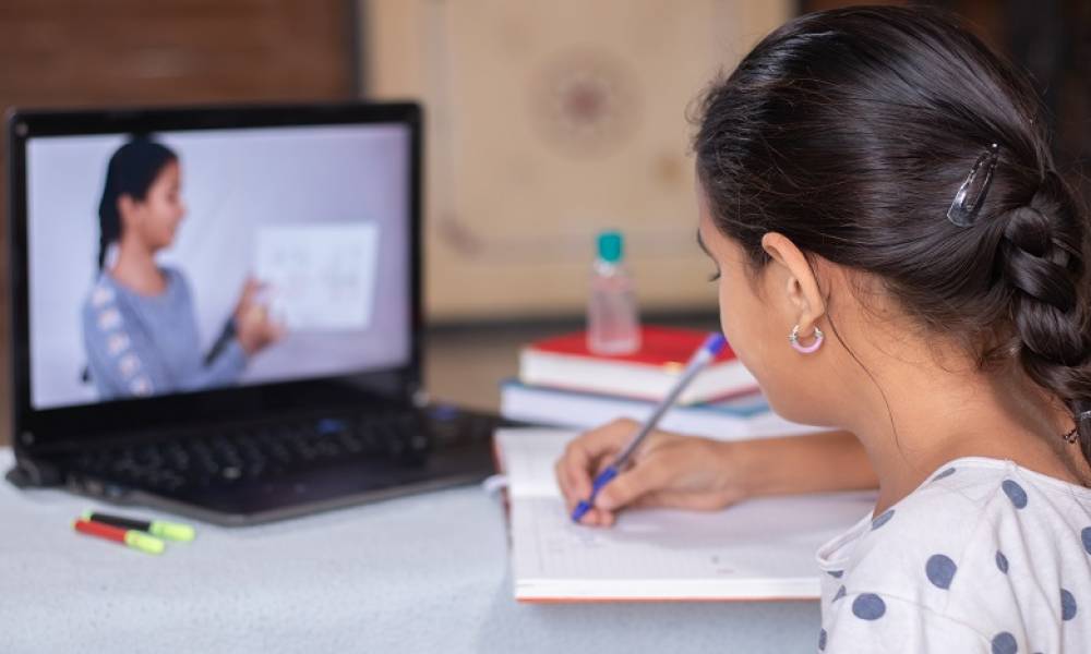 L’Heure Joyeuse s’implique dans l’enseignement à distance via la campagne «Madrasstna Fdarna»
