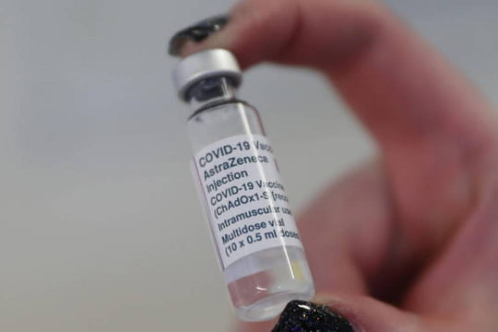 AstraZeneca : "un vaccin sûr", insiste l'EMA, bientôt réutilisé en France ?