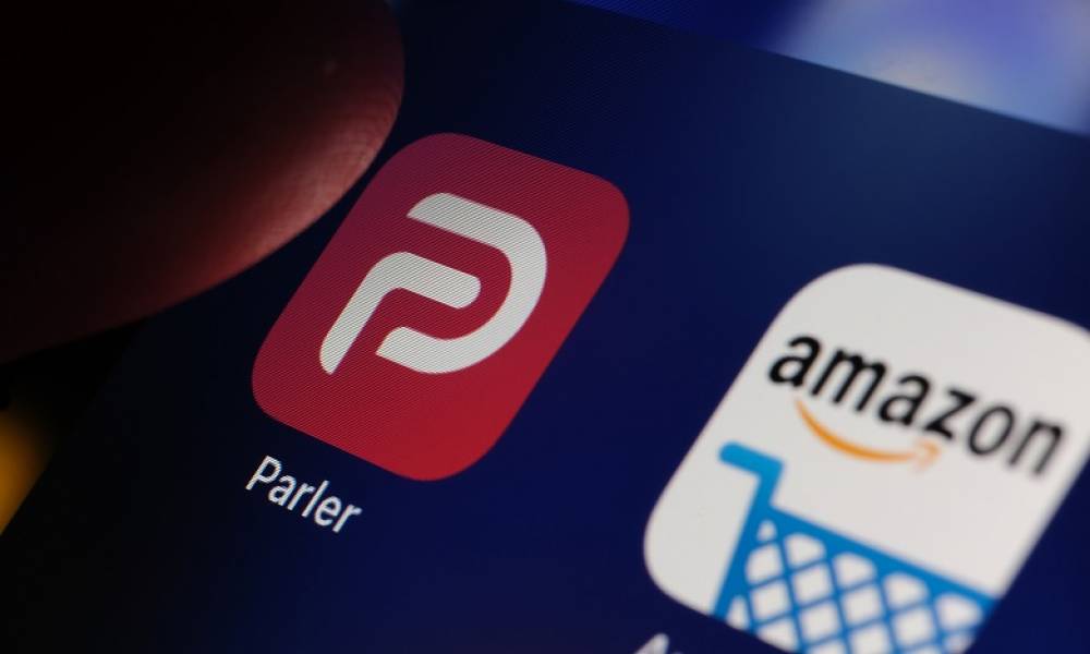 Le réseau social Parler lance de nouvelles poursuites contre Amazon