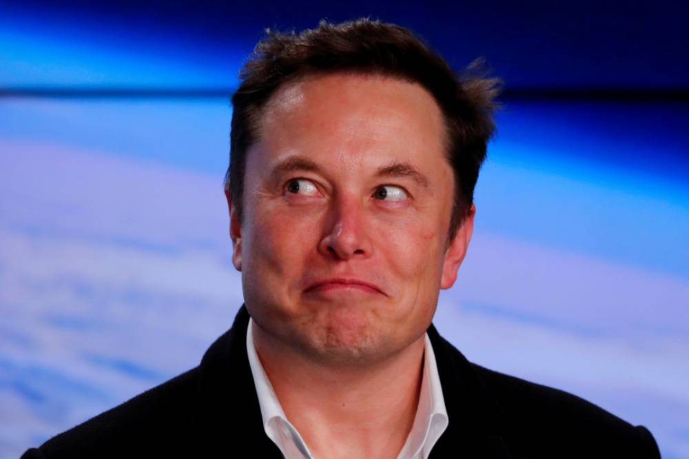 Les clients de Tesla peuvent officiellement payer en bitcoin, la devise virtuelle grimpe