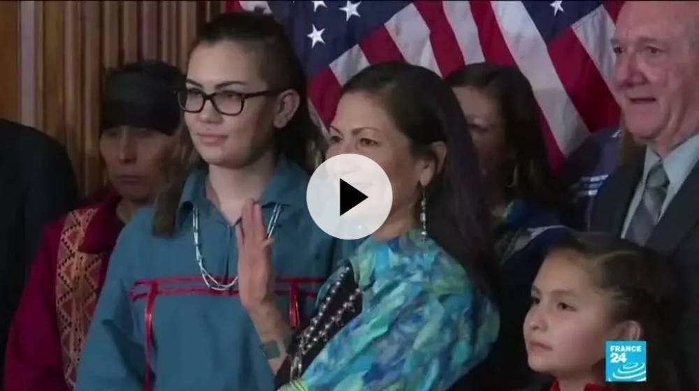 Deb Haaland, première personne amérindienne à devenir ministre aux Etats-Unis