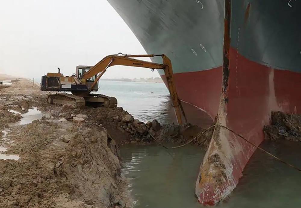 Canal de Suez: incertitude sur les délais nécessaires au déblocage