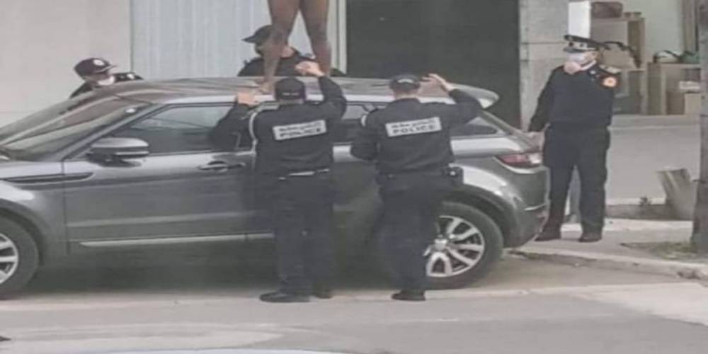 Casablanca: mais qui est ce jeune homme nu sur une voiture ?