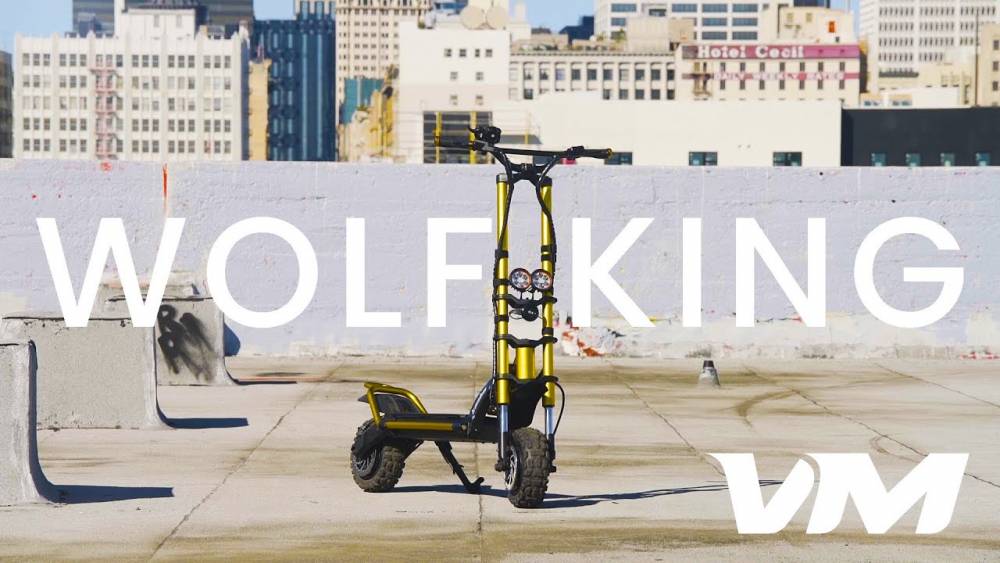 Cette trottinette électrique tout-terrain atteint les 100 km/h